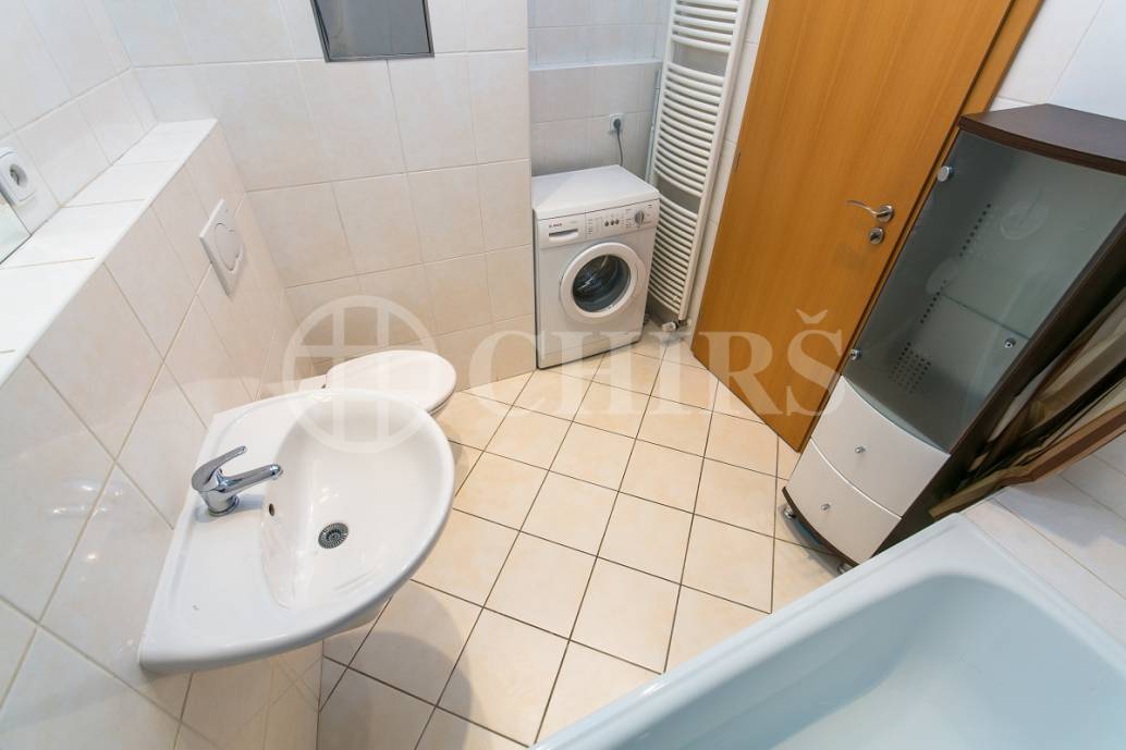 Pronájem ateliéru 2+kk s balkonem, OV, 58m2, ul. Pod Klamovkou 1268/3, Praha 5 - Košíře