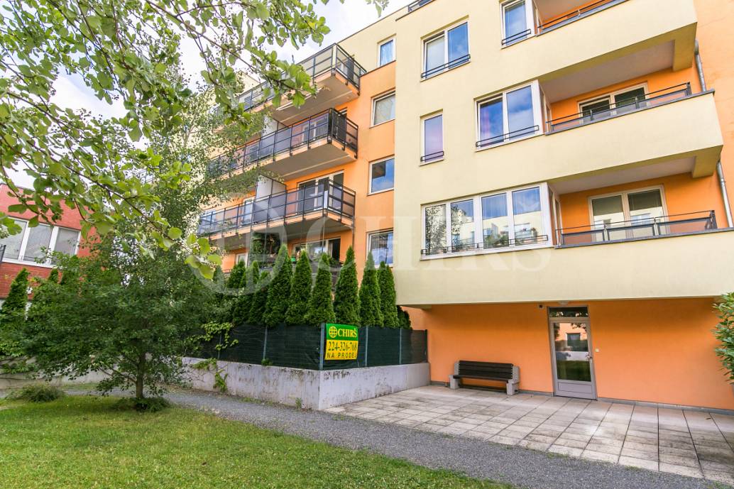 Prodej bytu 2+kk s předzahrádkou a garážovým stáním, OV, 47m2, ul. Werichova 1145/25, Praha 5 - Hlubočepy