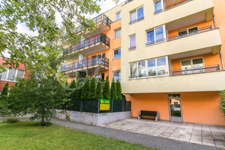 Prodej bytu 2+kk s předzahrádkou a garážovým stáním, OV, 47m2, ul. Werichova 1145/25, Praha 5 - Hlubočepy