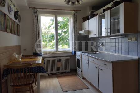 Pronájem bytu 3+1, OV, 74 m2 v rodinnem domě  s zahradou. Lipenská, Praha-Šeberov.   