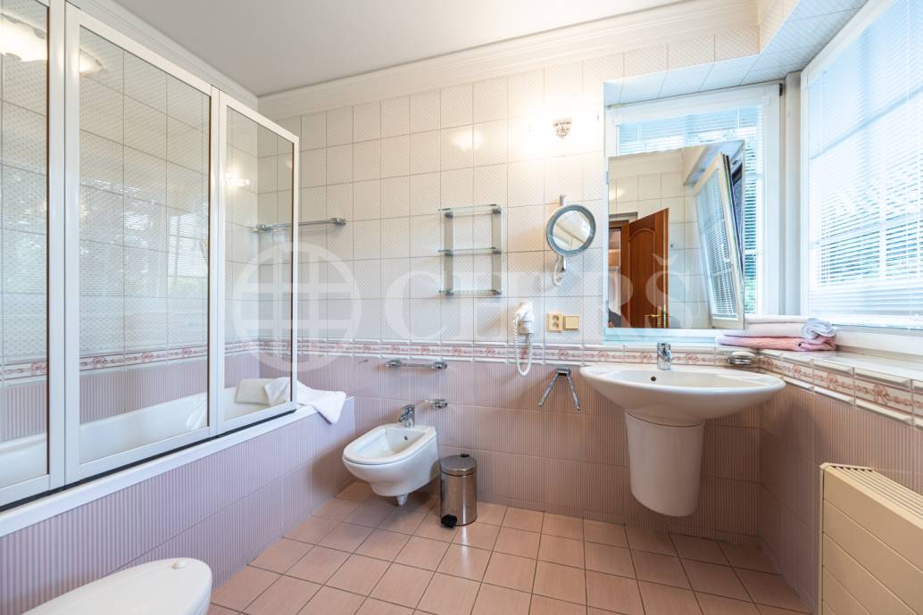 Pronájem rodinného domu 9+1 se zahradou, bazénem a garáží, OV, 390 m2, ul. Ke Školce, Průhonice, Praha-západ