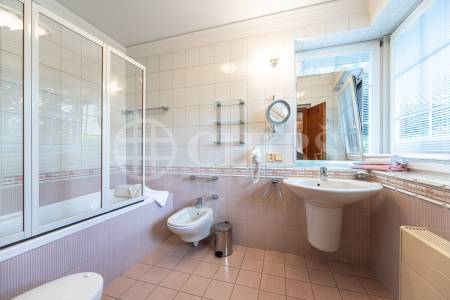 Pronájem rodinného domu 9+1 se zahradou, bazénem a garáží, OV, 390 m2, ul. Ke Školce, Průhonice, Praha-západ