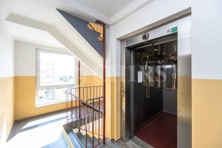 Pronájem bytu 1+1 s lodžií, OV, 52,7 m2, ul. Na Chobotě 1344/4, Praha 6 - Řepy 