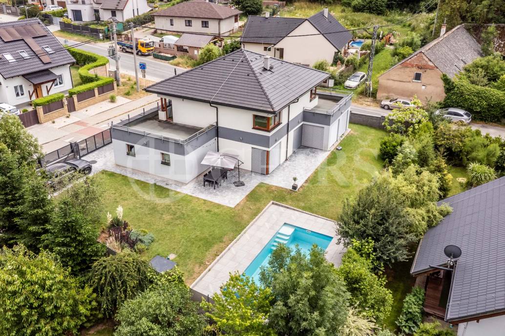 Prodej rodinného domu 5+kk s bazénem, zahradou a garáží, ul. U Mlýna 324, Chrustenice