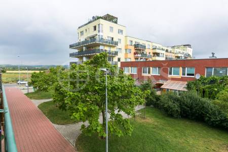 Pronájem bytu 1+kk s balkonem, OV, 36m2, ul. Voskovcova 1130/32, Praha 5 - Hlubočepy