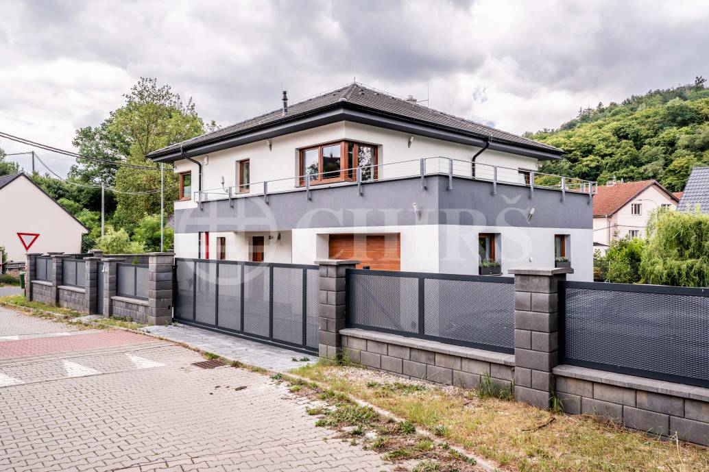 Prodej rodinného domu 5+kk s bazénem, zahradou a garáží, ul. U Mlýna 324, Chrustenice