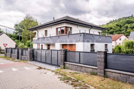 Prodej rodinného domu 5+kk s bazénem, zahradou a garáží, ul. U Mlýna 324, Chrustenice