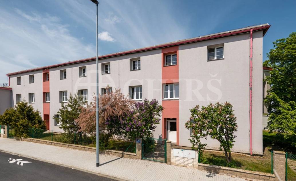 Prodej bytové jednotky 2+1, předzahrádka, parkovací stání, OV, 90,9 m2, ul. U Pekáren 253/2, Praha 15 - Hostivař