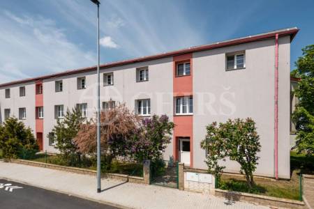 Prodej bytové jednotky 2+1, předzahrádka, parkovací stání, OV, 90,9 m2, ul. U Pekáren 253/2, Praha 15 - Hostivař