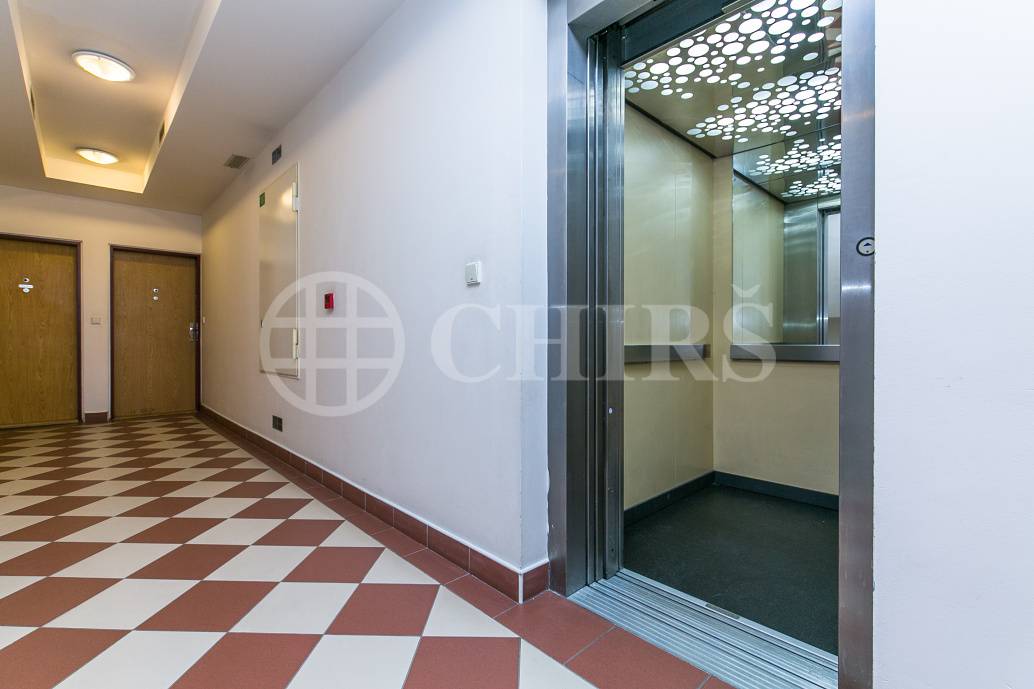 Prodej bytu 2+kk s předzahrádkou a terasou, OV, 49m2, ul. Högerova 1098/15, Praha 5 - Hlubočepy