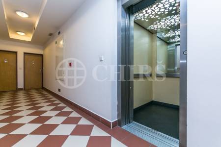 Prodej bytu 2+kk s předzahrádkou a terasou, OV, 49m2, ul. Högerova 1098/15, Praha 5 - Hlubočepy