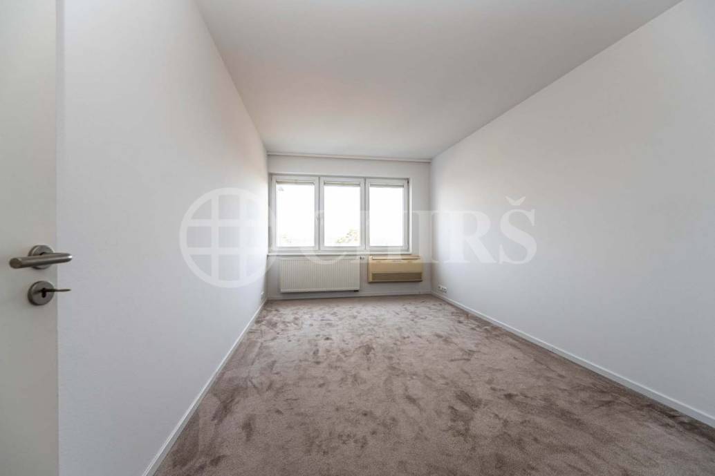 Prodej bytu 4+1 s balkonem, lodžií, sklepem a garážovými stáními, OV, 172m2, ul. Klausova 1361/13a, Praha 5 - Stodůlky