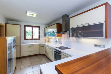 Prodej rodinného domu 6+1, 360 m2 s terasou,  zahradou, bazénem a garážovým stáním, Trnová 179, Trnová u Jíloviště 