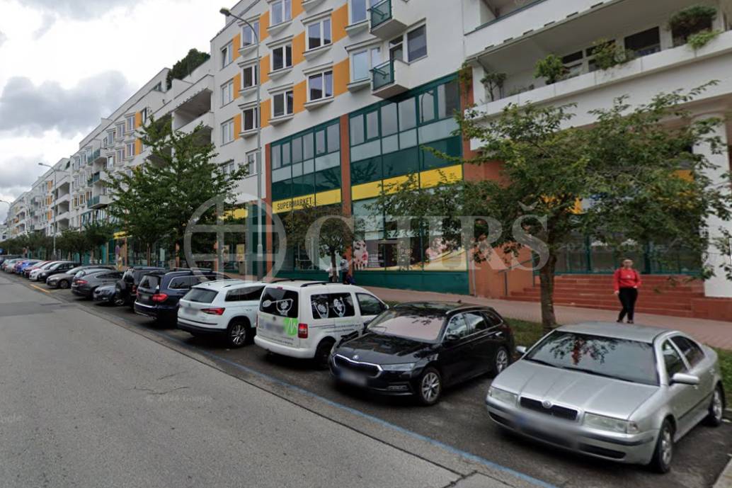 Pronájem garážového stání, OV, 18m2, ul. Högerova 1098/15, Praha 5 - Hlubočepy