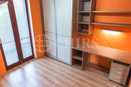 Pronájem rodinného domu 5+1 s terasou, OV, 235m2, ul. Na Kopečku 572, Klecany, okr. Praha-východ