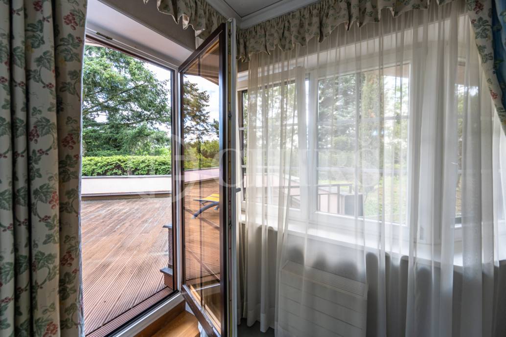 Pronájem rodinného domu 9+1 se zahradou, bazénem a garáží, OV, 390 m2, ul. Ke Školce, Průhonice, Praha-západ