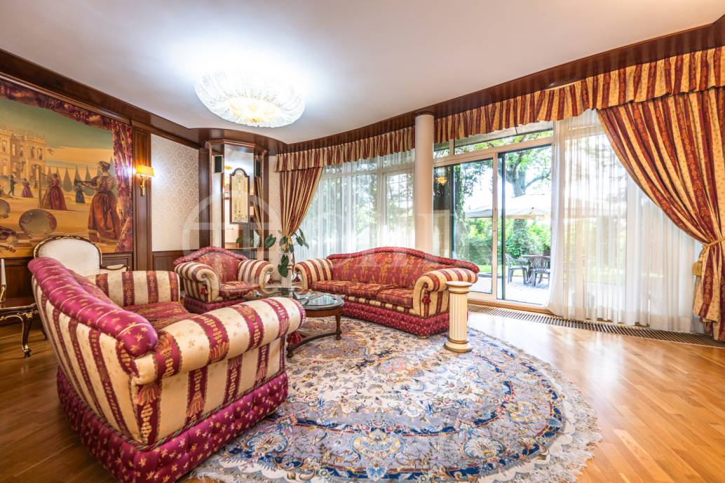 Pronájem rodinného domu 9+1 se zahradou, bazénem a garáží, OV, 390 m2, ul. Ke Školce, Průhonice, Praha-západ