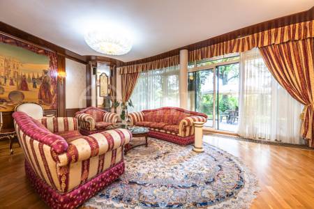 Pronájem rodinného domu 9+1 se zahradou, bazénem a garáží, OV, 390 m2, ul. Ke Školce, Průhonice, Praha-západ