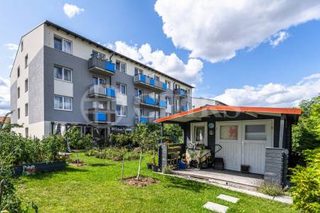 Prodej bytu 3+kk s terasou, zahradou 315m2 a dvěma parkovacími stáními , OV, 60 m2, ul. Příhodova, Chýně