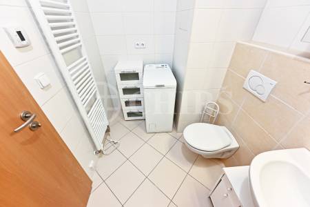 Pronájem bytu 2+kk s balkonem a garážovým stáním, OV, 58m2, ul. Petržílkova 2705/32, Praha 5 - Hůrka