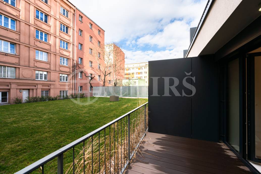 Pronájem bytu 1+kk/T + garážové stání, OV, 37m2 + 8m2 terasa, ul. Ocelářská 2625/17, P-9 Libeň Pronájem bytu 1+kk/T + garážové stání, OV, 37m2 + 8m2 terasa, ul. Ocelářská 2625/17, P-9 Libeň