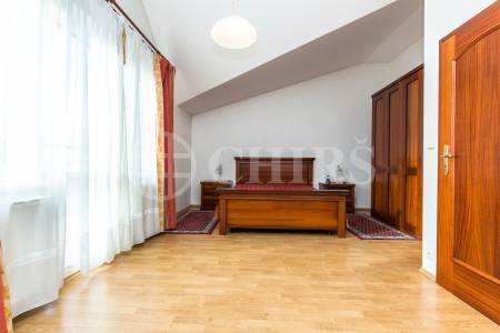 Prodej RD 6+kk/B/L/T, OV, 214m2, ul. Dělnická 444/3, Dolní Břežany, Praha - západ