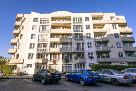 Prodej bytu 4+kk se dvěma lodžiemi a garážovým stáním, OV, 144m2, ul. Renoirova 1051/2a, Praha 5 - Hlubočepy