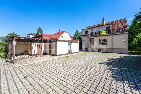 Prodej rodinného domu 6+1 s garáží, OV, 172 m2, ul. Prachatická 209, Praha 9 - Letňany 
