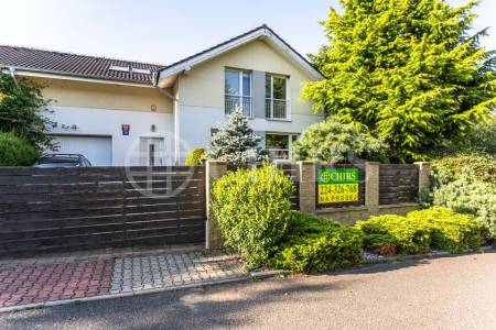 Prodej rodinného domu 5+kk s bazénem a garáží, ul. Za Farou 810/79, Praha 5 - Slivenec