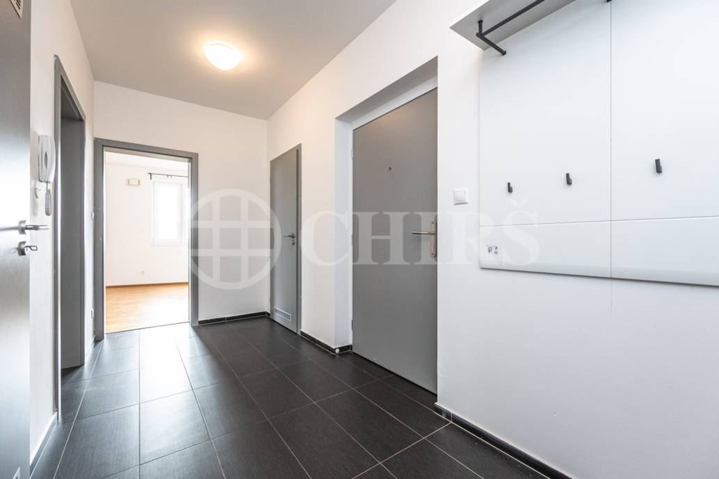 Pronájem bytu 3+kk se dvěma balkony, sklepem a garážovým stáním, OV, 81m2, ul. Pod Stolovou horou 984/5, Praha 5 – Jinonice