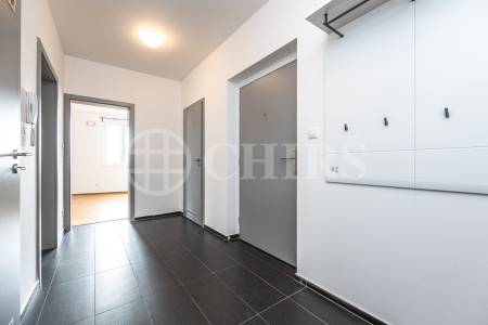 Pronájem bytu 3+kk se dvěma balkony, sklepem a garážovým stáním, OV, 81m2, ul. Pod Stolovou horou 984/5, Praha 5 – Jinonice