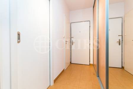 Pronájem bytu 2+kk s lodžií, OV, 40m2, ul. Bítovská 1212/10, Praha 4 - Michle