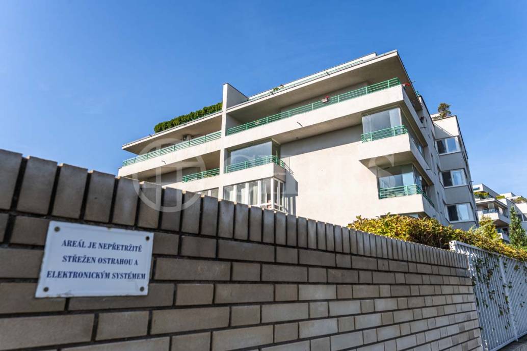 Prodej bytu 4+1 s balkonem, lodžií, sklepem a garážovými stáními, OV, 172m2, ul. Klausova 1361/13a, Praha 5 - Stodůlky