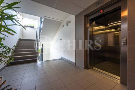 Pronájem bytu 2+kk s balkonem, OV, 45m2, ul. Žitná 1871, Hostivice, okr. Praha-západ