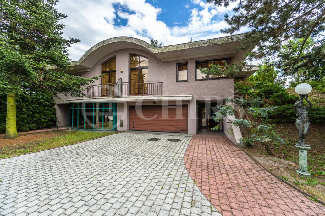 Pronájem rodinného domu 9+1 se zahradou, bazénem a garáží, OV, 390 m2, ul. Ke Školce, Průhonice, Praha-západ