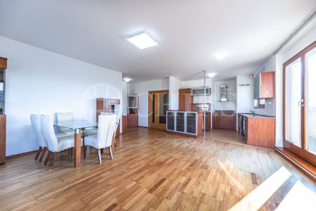 Pronájem bytu 3+kk se dvěma balkony, sklepem a garážovým stáním, OV, 94m2, ul. Schwarzenberská 708/2, Praha 5 - Jinonice