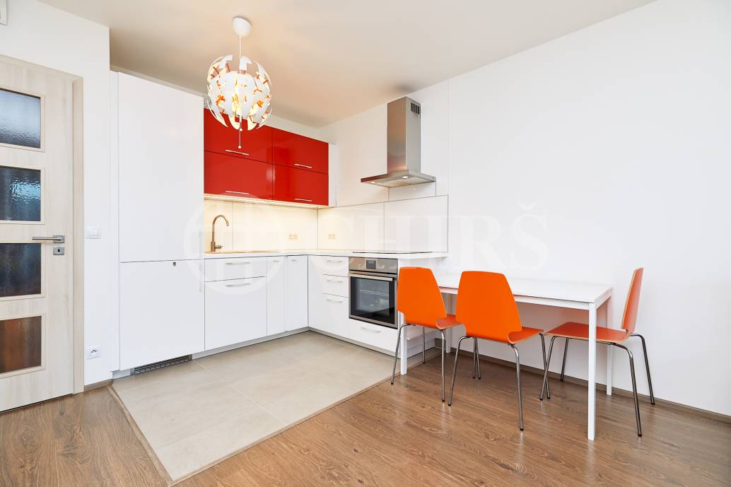 Pronájem bytu 2+kk s balkonem, OV, 53m2, ul. Na Zlatě 2835/1, Praha 13 - Nové Butovice