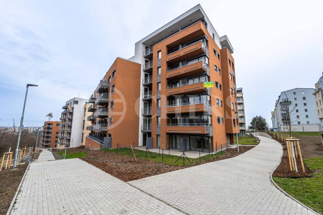 Pronájem bytu 1+kk s balkonem, OV, 32m2, ul. Šternovská 2425/1, Praha 4 - Chodov