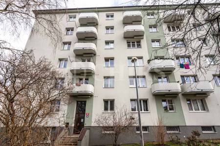 Prodej bytu 3+1 s balkonem, OV, 62m2, ul. Poděbradská 572/156, Praha 9 - Hloubětín