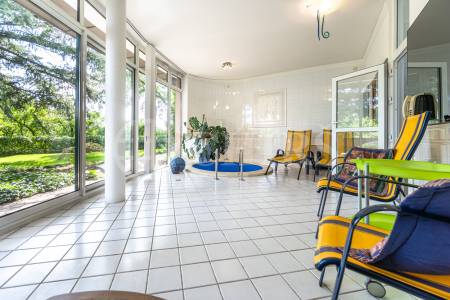 Pronájem rodinného domu 9+1 se zahradou, bazénem a garáží, OV, 390 m2, ul. Ke Školce, Průhonice, Praha-západ