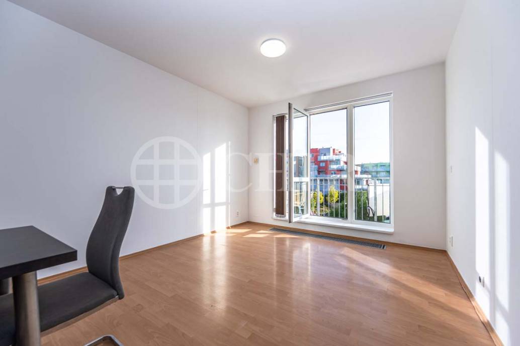 Pronájem bytu 2+kk se dvěma balkony, garážovým stáním a sklepem, OV, 66m2, ul. Wiesenthalova 1034/6, Praha 5 - Řeporyje