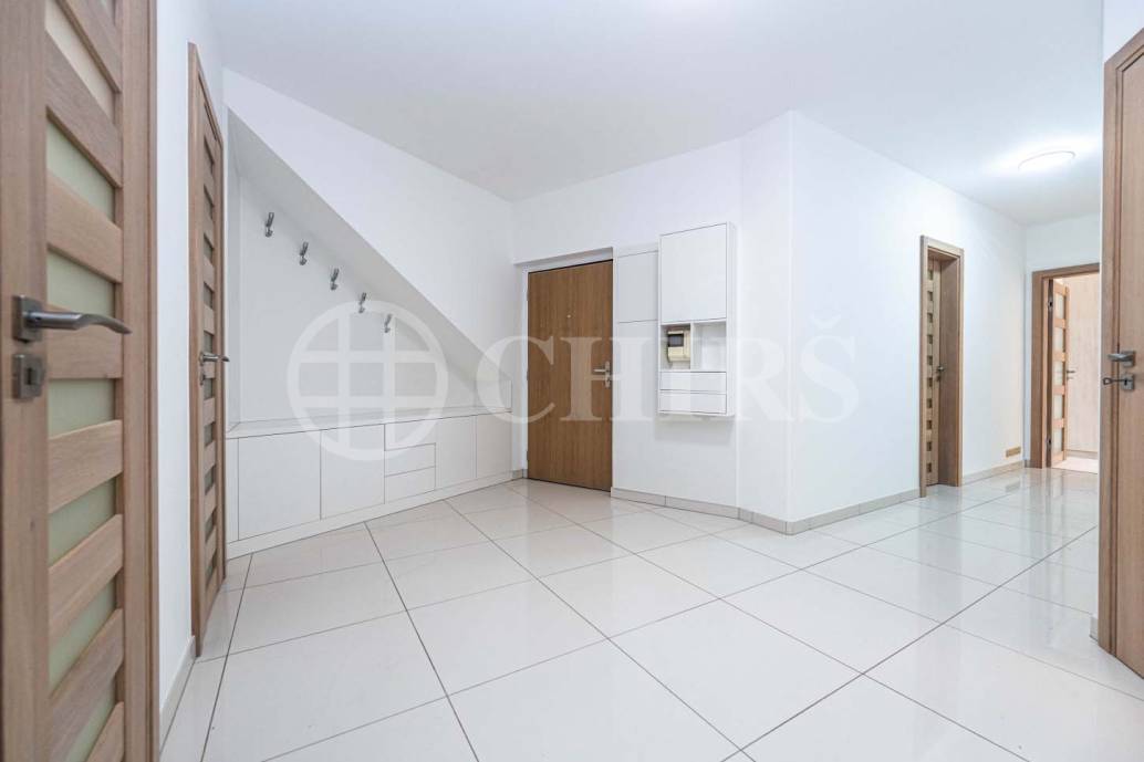 Prodej bytu 4+kk s terasou a uzamykatelnými garážemi, OV, 180m2, ul. Klausova 2559/11, Praha 5 - Stodůlky