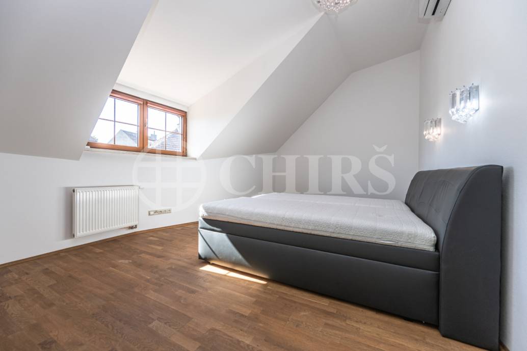 Pronájem rodinného domu 5+kk se zahradou, garáží a balkonem, ul. Mezi Lány 756/7b, Praha 5 - Jinonice
