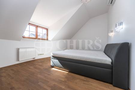 Pronájem rodinného domu 5+kk se zahradou, garáží a balkonem, ul. Mezi Lány 756/7b, Praha 5 - Jinonice