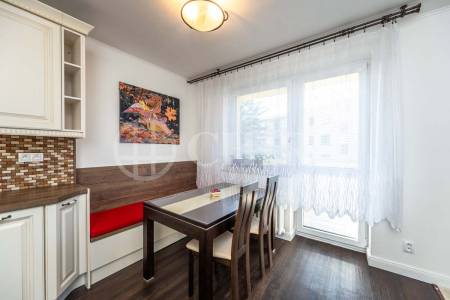 Pronájem bytu 3+kk s balkónem, lodžií, sklepem a garáží, OV, 81m2, ul. Hoškova 1110/6, Praha 5 – Malvazinky