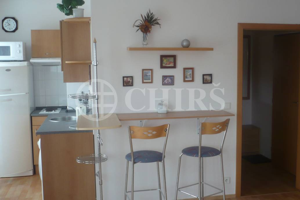 Pronájem bytu 1+kk/B, OV, 36m2, ul. U Smetanky 192/19, P-9 Hrdlořezy