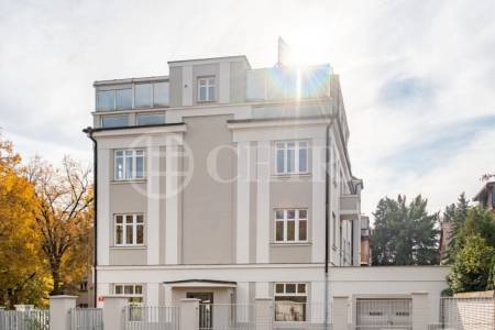 Prodej bytové jednotky s pochozí střechou 2+1, OV, 53 m2, ul. Za Vokovickou vozovnou 362/19, P- 6