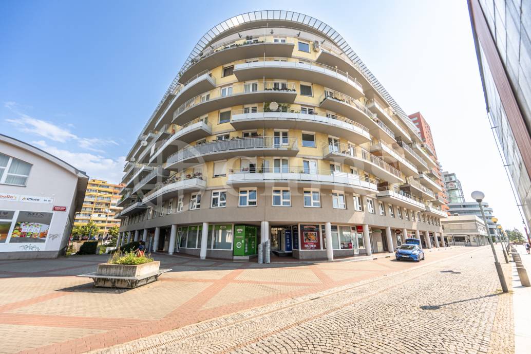 Pronájem mezonetového bytu 4+kk se dvěma terasami, OV, 109 m2, Sluneční náměstí 2560/4, Praha 5 - Hůrka