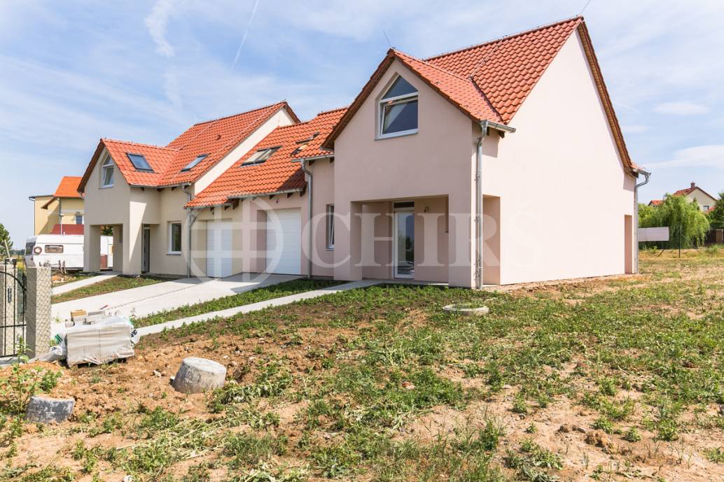 Prodej rodinného domu 5+kk s terasou a garáží, OV, 150m2, Holubice - Kozinec, Praha - západ