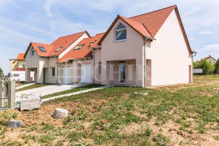 Prodej rodinného domu 5+kk s terasou a garáží, OV, 150m2, Holubice - Kozinec, Praha - západ